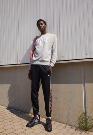 Nike Sportswear, CREW VARSITY - Sudadera - dark grey heather