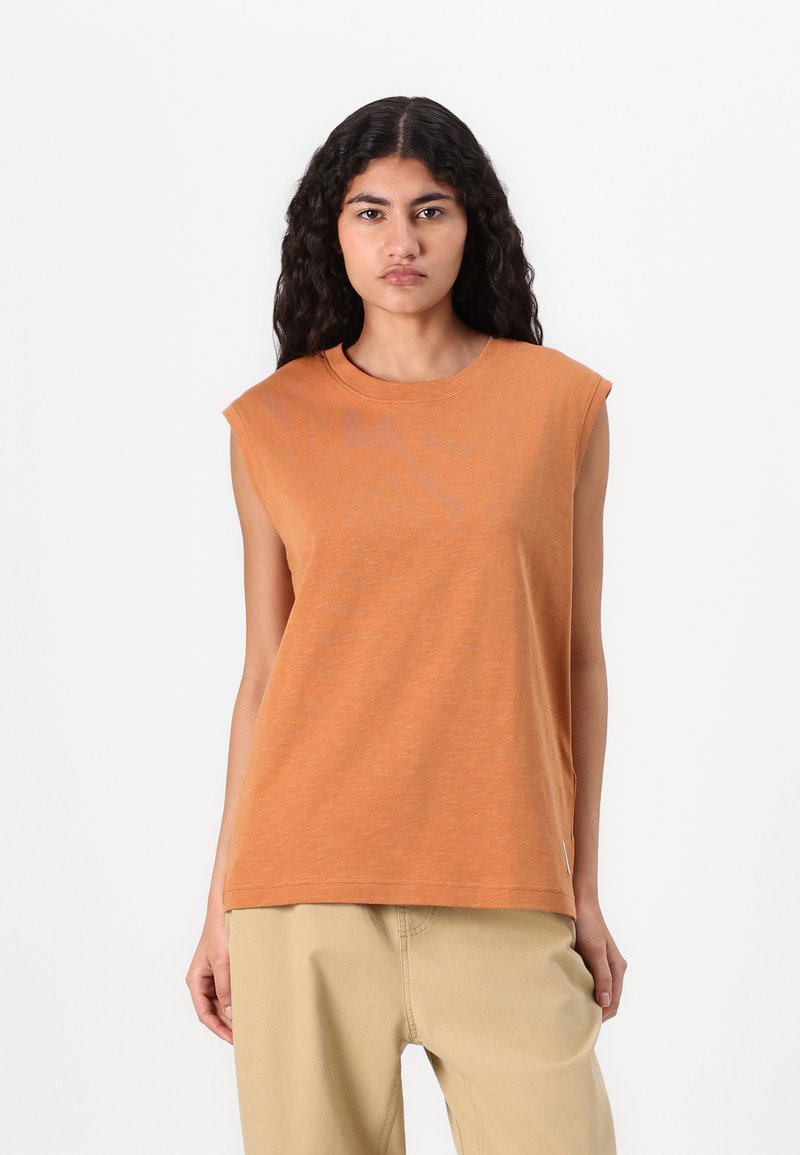 T-shirt sans manches orange en tissu doux avec un col rond et une coupe décontractée, présentant une texture subtile et sans accents visibles.