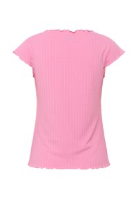 Rosa Ripp T-Shirt mit kurzen, schwingenden Ärmeln und gewelltem Saum; weiche Textur und taillierte Passform. Keine sichtbaren Muster oder Verzierungen.