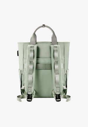 Zaino in nylon verde chiaro con dettagli in pelle grigia, doppi manici superiori, spallacci imbottiti e tasche laterali. Include cinghie regolabili.