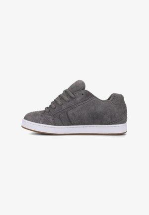 Szare zamszowe sneakersy z białą gumową podeszwą, okrągłym noskiem i sześcioma oczkami na sznurowadła. Posiadają subtelne boczne przeszycia oraz wyściełany kołnierz.