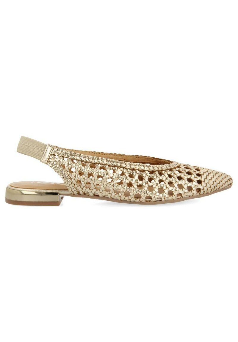 Chaussure plate slingback en or tissée avec un bout arrondi, une sangle de talon élastique et un petit talon carré. Fini métallique.