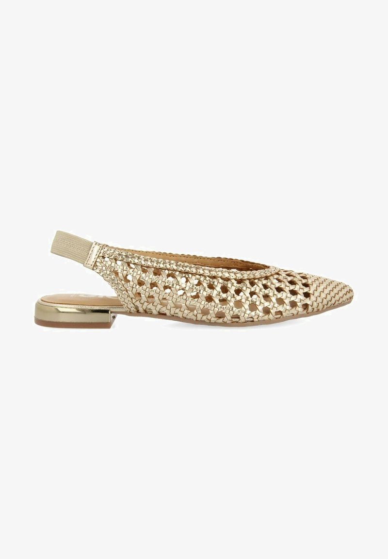 Gouden gevlochten slingback ballerina met een ronde neus, elastische hielband en een lage, vierkante hak. Heeft een metallic afwerking.