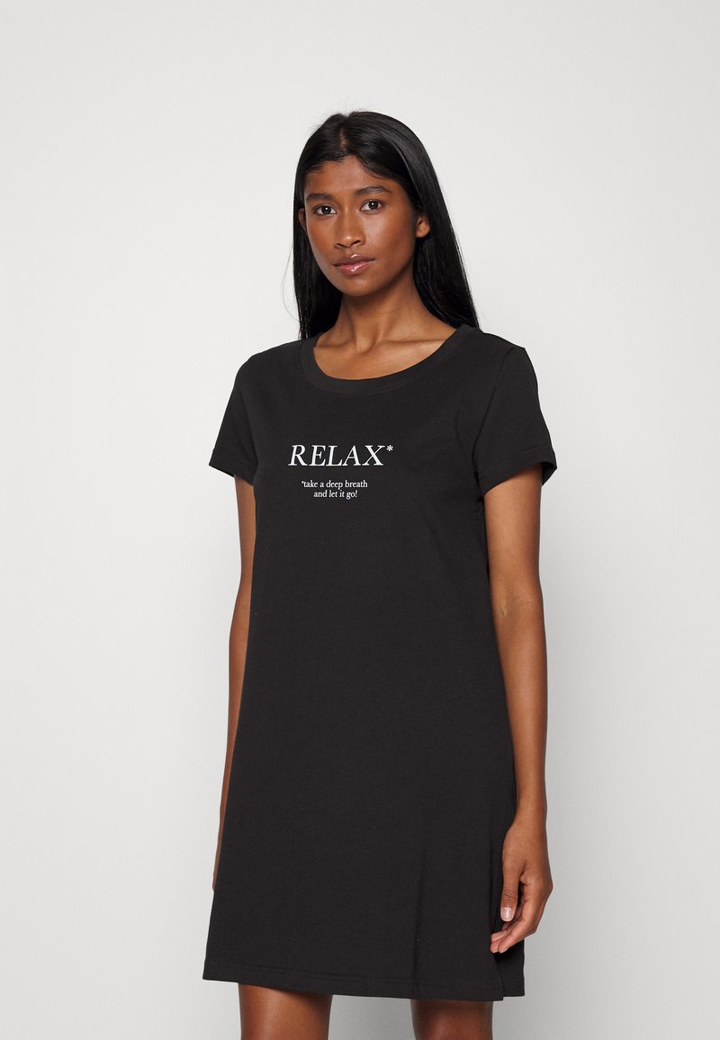 Čierne bavlnené šaty s krátkymi rukávmi, s okrúhlym výstrihom a potlačou "RELAX*" spolu s citátom v bielej farbe. Jednoduchý dizajn.