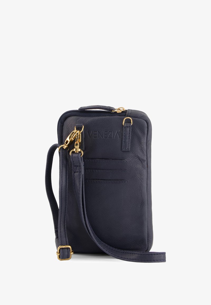 Marineblå læder crossover taske med guldsmykker, toplynlås og tre frontkortlommer. Har en aftagelig rem for alsidighed.
