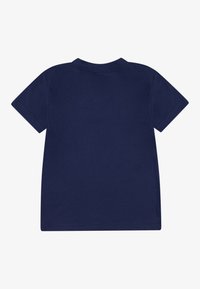 Maglietta a maniche corte di colore blu navy in cotone, con scollo rotondo e una texture liscia, senza grafiche o decorazioni visibili.