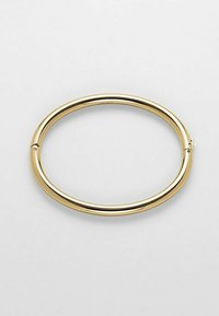 Bracciale in oro metallico, forma circolare, superficie liscia, design minimalista, presenta un meccanismo di apertura funzionale su un lato.