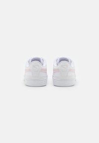 Białe sneakersy z różowymi akcentami, wykonane z skóry i siateczki. Posiadają zaokrąglony czubek, wyściełaną cholewkę oraz teksturowaną gumową podeszwę.