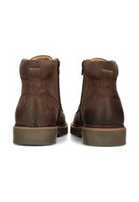 Stivali alla caviglia in pelle marrone con punta rotonda, zip laterali, accenti beige, finitura testurizzata e suola a contrasto. Cuciture dettagliate visibili.