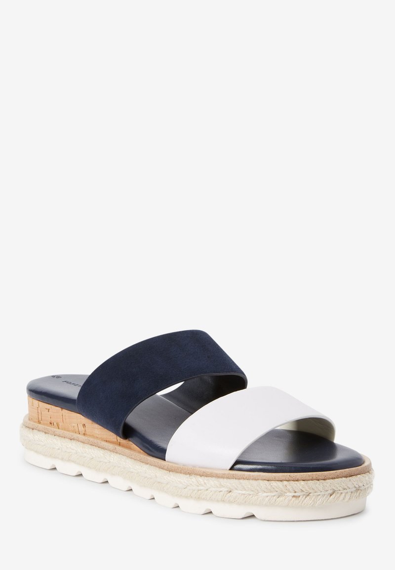 Espadrille-stijl sandalen met een kurken hak, met een marineblauwe suède band en een witte leren band. Rond een teen en een gestructureerd espadrille-detail.