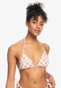 Bikini-top met een geruit patroon in roze en wit, met driehoekige bekers en dunne verstelbare bandjes. Het materiaal lijkt glad te zijn.