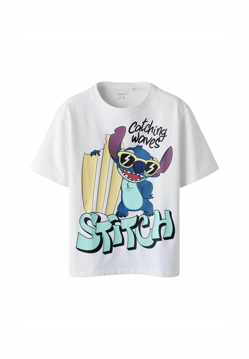 T-shirt bianco a maniche corte con una grafica colorata di un personaggio blu con occhiali da sole, con il testo "Catching Waves" e "STITCH."