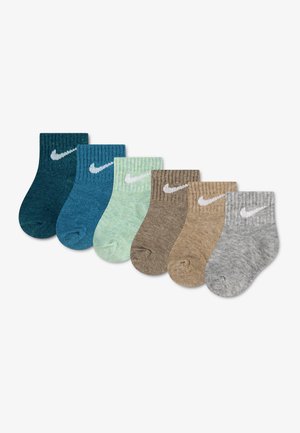 Šesť párov Nike členkových ponožiek v tyrkysovej, modrej, svetlozelenej, hnedej, béžovej a sivej farbe, každé s bielym logom Nike pri manžete.