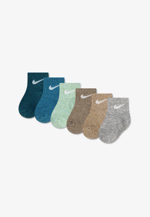 Šesť párov Nike členkových ponožiek v tyrkysovej, modrej, svetlozelenej, hnedej, béžovej a sivej farbe, každé s bielym logom Nike pri manžete.