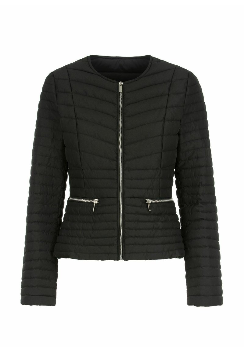 Schwarz gestepptes Jackett mit Rundhalsausschnitt, vorderem Reißverschluss und zwei Reißverschlusstaschen. Hervorhebung eines horizontalen Steppmusters für Textur.