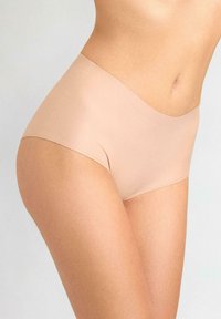 Beżowe majtki hipsterskie o wysokim stanie, wykonane z gładkiego, elastycznego materiału, z bezszwowym wykończeniem i prostym designem. Brak widocznych logo lub wzorów.