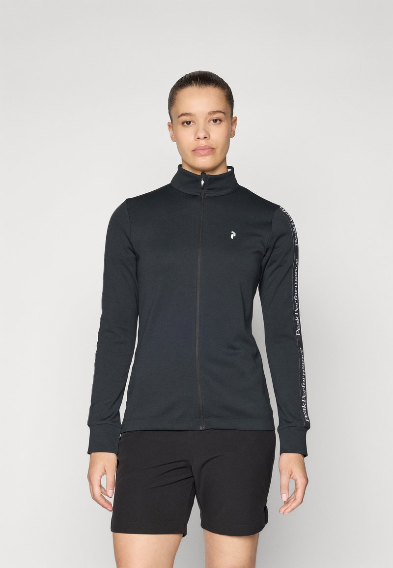 Zwarte zip-up jas met een hoge kraag en lange mouwen, voorzien van witte tekstbranding langs de linkermouw en een gladde stofstructuur.