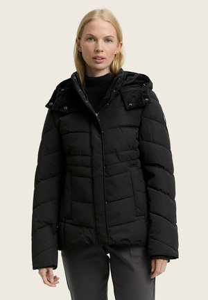Schwarze Steppjacke mit einer strukturierten schwarzen Kapuze, Frontreißverschluss und Rautensteppdesign. Sie hat eine enge Passform und elastische Bündchen.