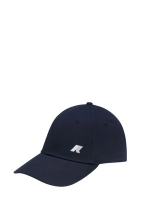 Cappellino da baseball blu navy con visiera curva e piccolo logo bianco composto da tre strisce diagonali stilizzate sulla parte frontale.