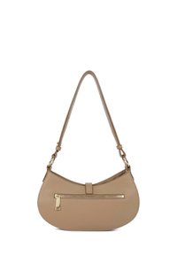 Borsa a tracolla in pelle beige con forma curva, dotata di una tasca frontale con cerniera e una singola tracolla. Texture liscia con dettagli minimi.