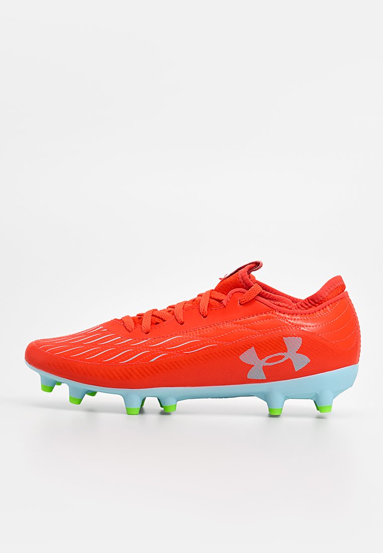 Crampons de football synthétiques rouges avec une finition texturée, des détails blancs et une semelle bleu clair. Présente six crampons verts pour l'adhérence.