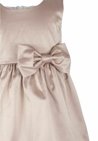 Ljus beige ärmlös klänning i satin, med en stor rosett vid midjan och en veckad kjol. Slät textur och klassisk design.