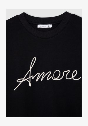 Felpa nera in cotone con collo a costine, caratterizzata da ricamo bianco in corsivo con la scritta "Amore" sul davanti. Tag della taglia visibile come S.