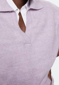 Lawendowy, dziany kamizelka z dekoltem w kształcie litery V i szpiczastym kołnierzykiem, charakteryzująca się miękką teksturą i żebrowanym wzorem.