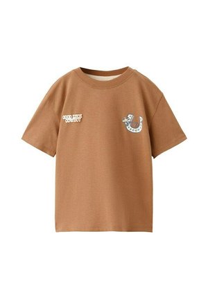 Hnedé tričko s krátkym rukávom s nápisom "GOOD LUCK COWBOY" na ľavej strane hrudníka a podkovou s hviezdou na pravej strane hrudníka.