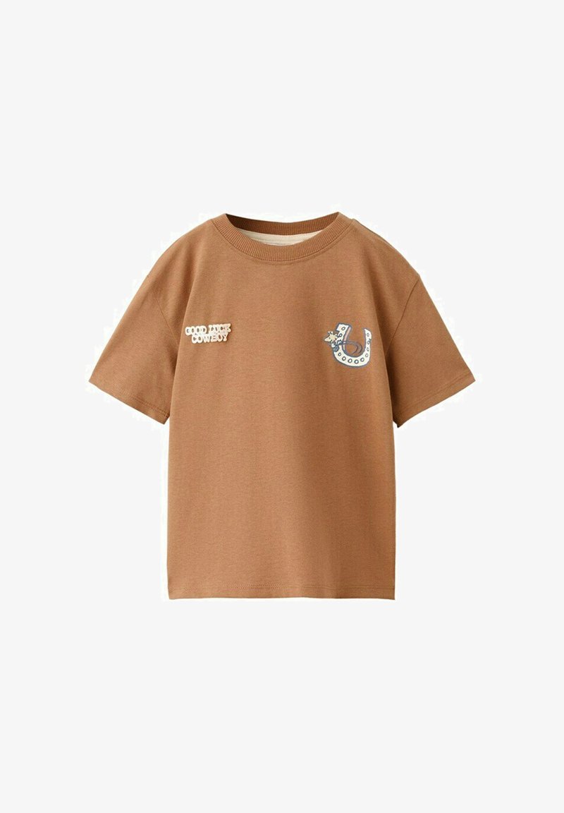 T-shirt marron à manches courtes avec le texte "GOOD LUCK COWBOY" sur la poitrine gauche et un fer à cheval avec une étoile sur la poitrine droite.