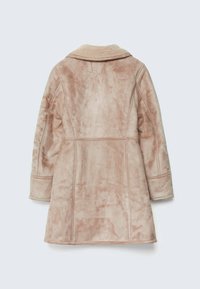 Lichtroze, zachte stoffen jas met een gesneden kraag, lange mouwen en een uitlopende vorm. Bevat naaddetails voor extra structuur.