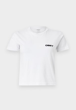 T-shirt bianca a maniche corte con scollo rotondo e logo nero "OBEY" stampato sul petto a sinistra.