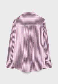 Camicia a maniche lunghe con un motivo a righe verticali bordeaux e bianche. Presenta un colletto a punta, polsini con bottone e una vestibilità comoda.
