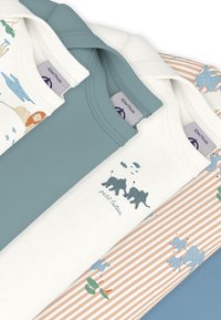 Τρία μπλουζάκια από μαλακό βαμβάκι: ένα τιρκουάζ, ένα εκρού με απεικόνιση ελέφαντα και ένα ριγέ μπεζ με μπλε ελέφαντες και στοιχεία πρασίνου.