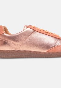 Sneaker rosa gold con tomaia in ecopelle metallica, accenti in suede e suola in gomma testurizzata. Presenta un design con lacci e dettagli intrecciati.