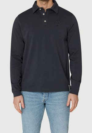 Polo à manches longues bleu foncé avec col, patte de boutonnage à trois boutons, logo brodé sur la poitrine et ourlet droit. Tissu en coton doux.