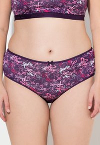 Paarse onderbroek met een patroon van roze en witte abstracte ontwerpen, met een strikaccent op de tailleband en een zachte stoftextuur.