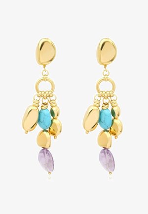 Boucles d'oreilles pendantes dorées avec des perles en turquoise et violet suspendues à des formes dorées irrégulières sur un fond blanc.
