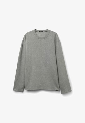 Šedé tričko s dlouhým rukávem z měkké bavlny. Má kulatý výstřih, spadená ramena a mírně zkrácený, pohodlný střih.