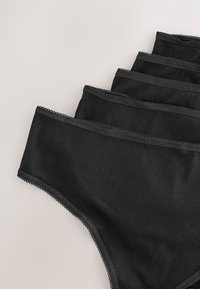 Mutandine nere in cotone mostrate impilate, caratterizzate da una texture liscia e un bordo smerlato lungo la vita e gli orli delle gambe.