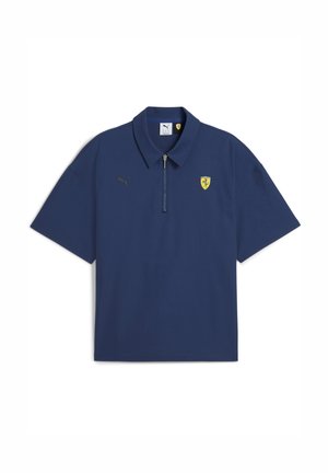 Jūras spēku īsām piedurknēm polo krekls ar rāvējslēdzēja apkakli, ar zelta Puma logo un Ferrari emblēmu kreisajā krūtī.