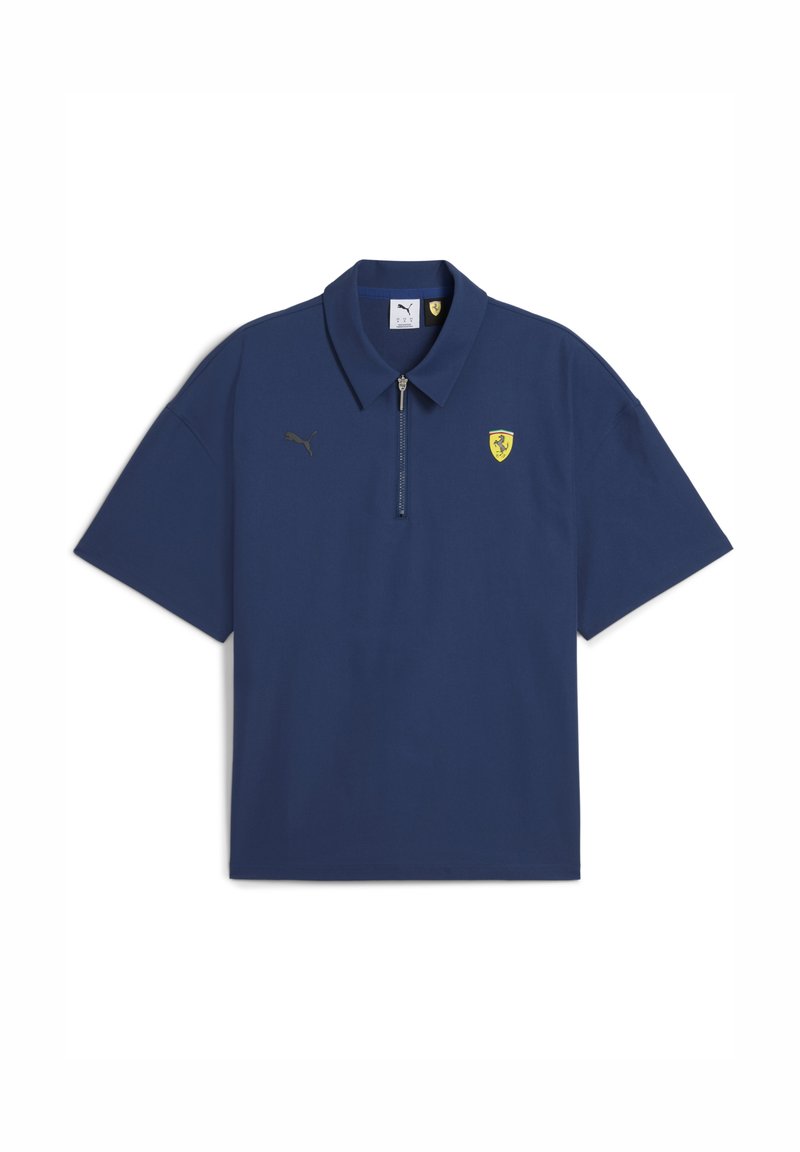 Polo shirt navy cu mânecă scurtă și guler cu fermoar, având un logo Puma auriu și un emblema Ferrari pe pieptul stâng.