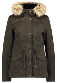 Oliwkowa zielona kurtka parka z kapturem obszytym sztucznym futrem, zatrzaskami, dwoma przednimi kieszeniami, ściągaczem w talii i teksturowanym wykończeniem.
