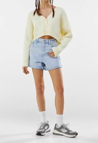 Bershka Shorts vaqueros - light blue