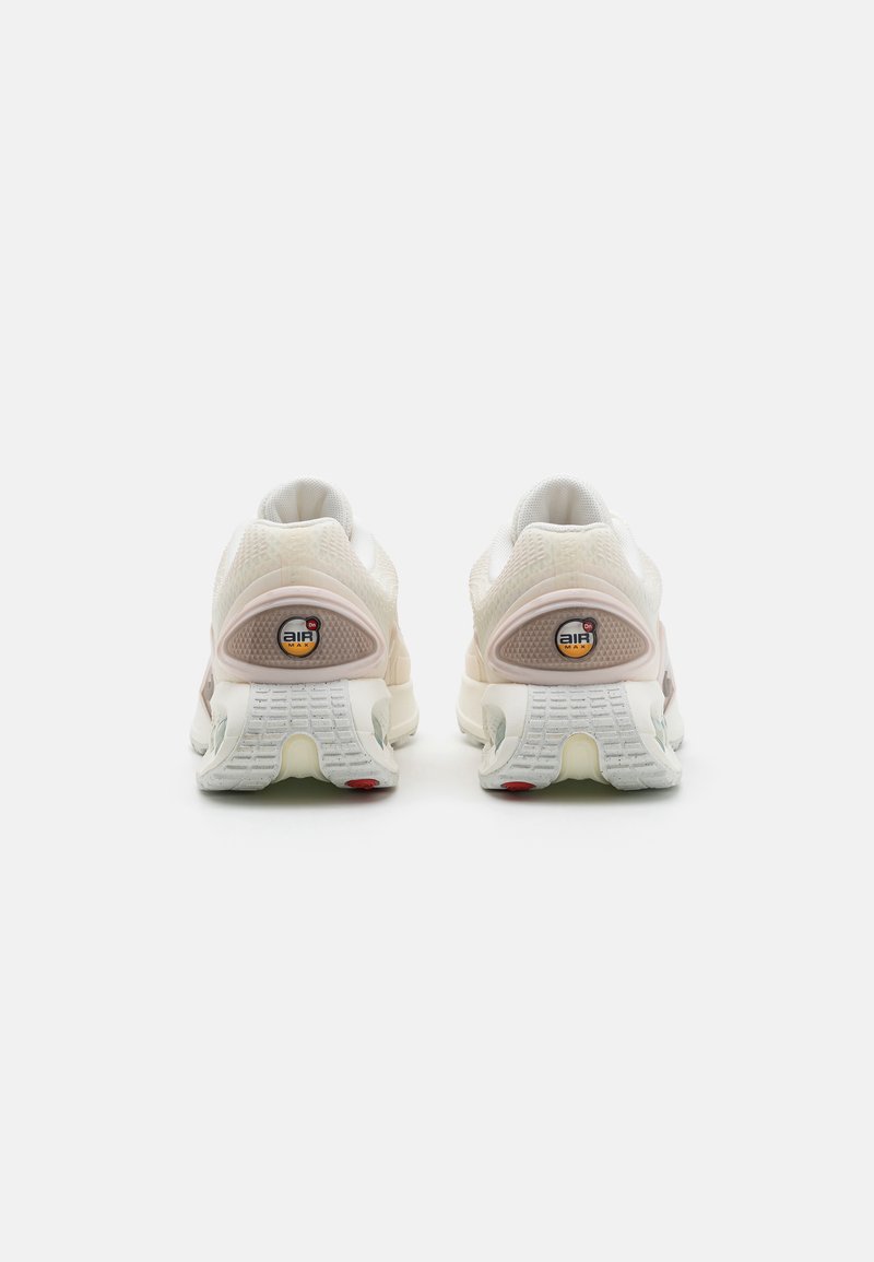 Weiße Mesh-Sneaker mit einem sanften rosa Akzent. Texturierter Fersenbereich und sichtbares Branding an der Ferse. Gummisohle mit strukturiertem Profil.