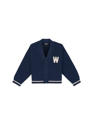 Cardigan a maglia blu navy con scollo a V, texture a costine e righe crema sui polsini. Presenta una "W" bianca ricamata sul petto.