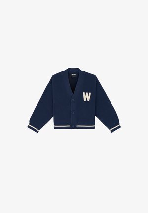 Cardigan en tricot bleu marine avec un col en V, texture côtelée et rayures crème aux poignets. Il présente un "W" blanc brodé sur la poitrine.