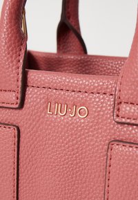 LIU JO TOTE - Kabelka - lipstick