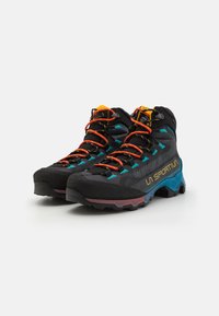 Wandelschoenen in zwart met blauwe en oranje accenten. Duurzaam bovenwerk van mesh, contrasterende veters en een gestructureerde zool voor grip.