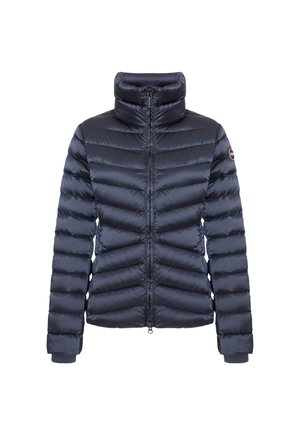 Granatowa kurtka puchowa z wysokim kołnierzem, pionowym pikowaniem, zamkiem błyskawicznym z przodu oraz ściągaczami przy mankietach. Wykonana z błyszczącego, lekkiego materiału.